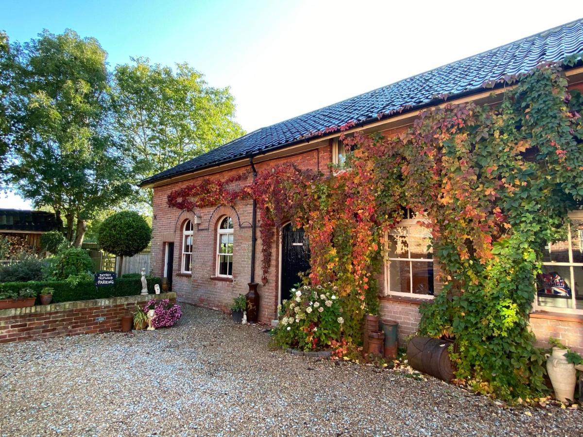 Betsey Trotwood. Historic Stylish 2-Bed Cottage. Blundeston Exterior photo
