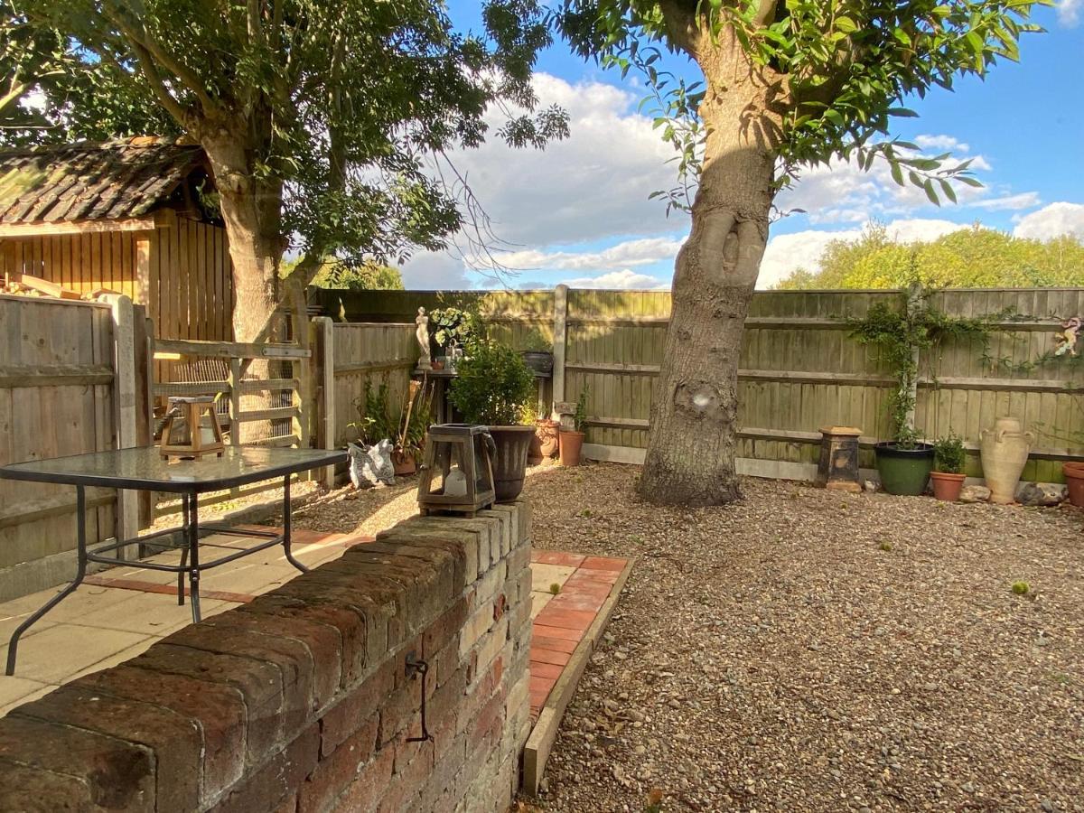Betsey Trotwood. Historic Stylish 2-Bed Cottage. Blundeston Exterior photo